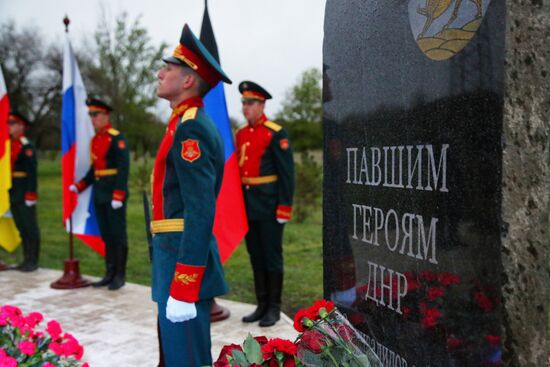 Открытие памятника погибшим ополченцам ДНР