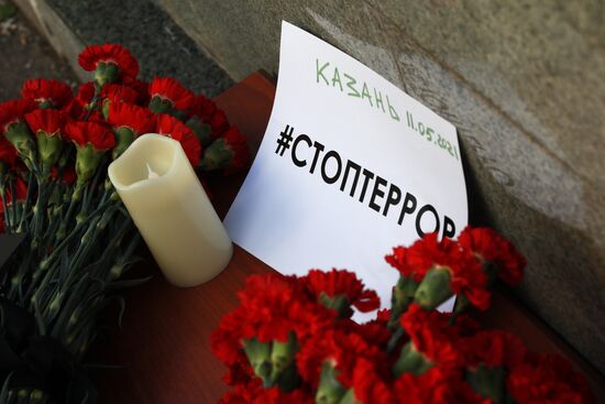 Цветы в память о жертвах трагедии в казанской школе