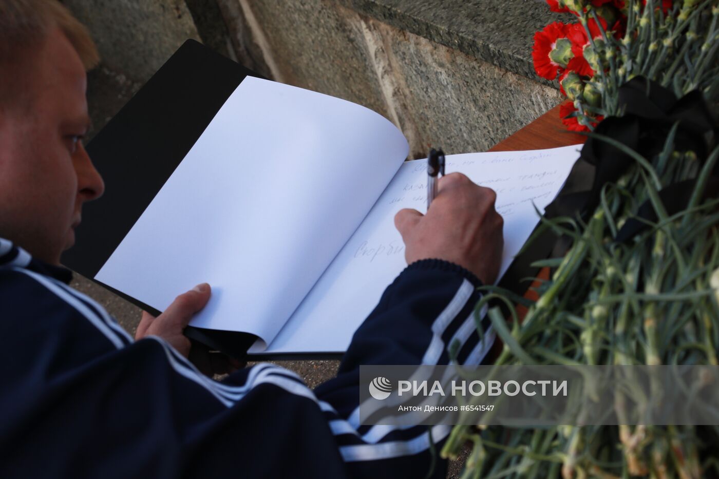 Цветы в память о жертвах трагедии в казанской школе