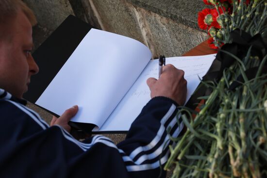 Цветы в память о жертвах трагедии в казанской школе