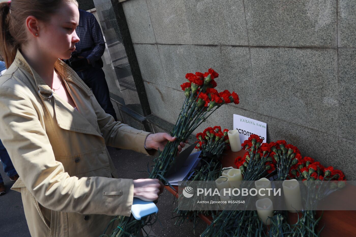 Цветы в память о жертвах трагедии в казанской школе