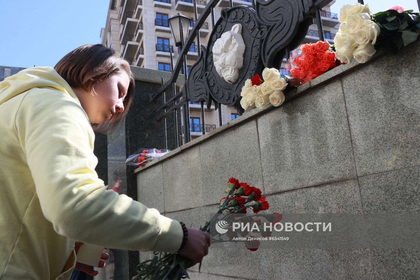 Цветы в память о жертвах трагедии в казанской школе