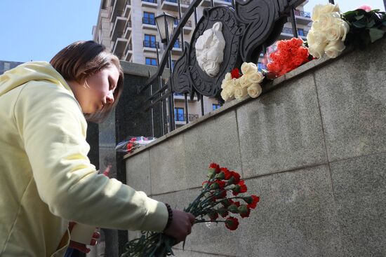 Цветы в память о жертвах трагедии в казанской школе