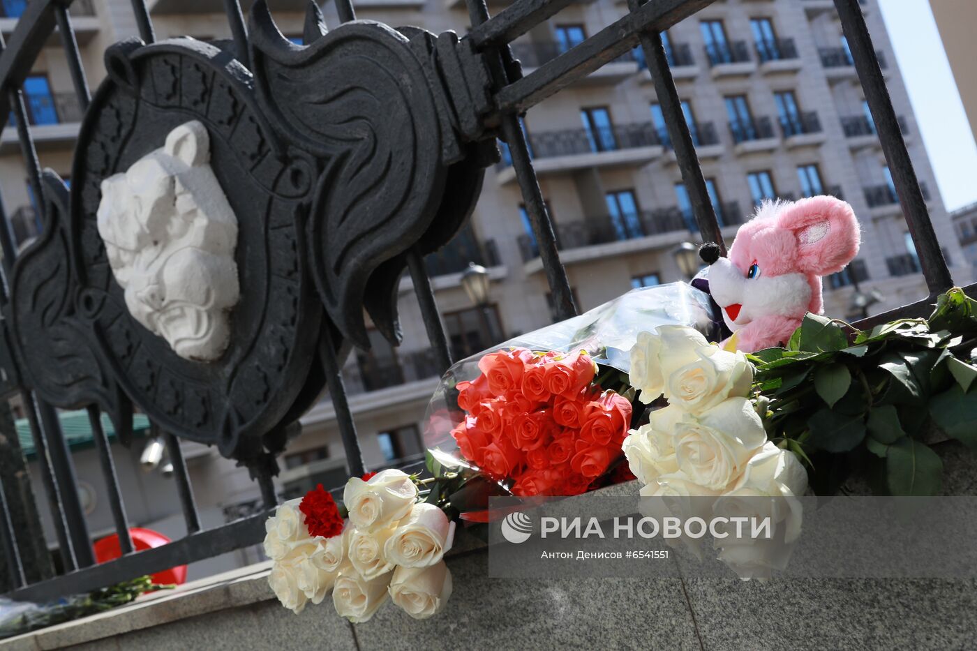 Цветы в память о жертвах трагедии в казанской школе