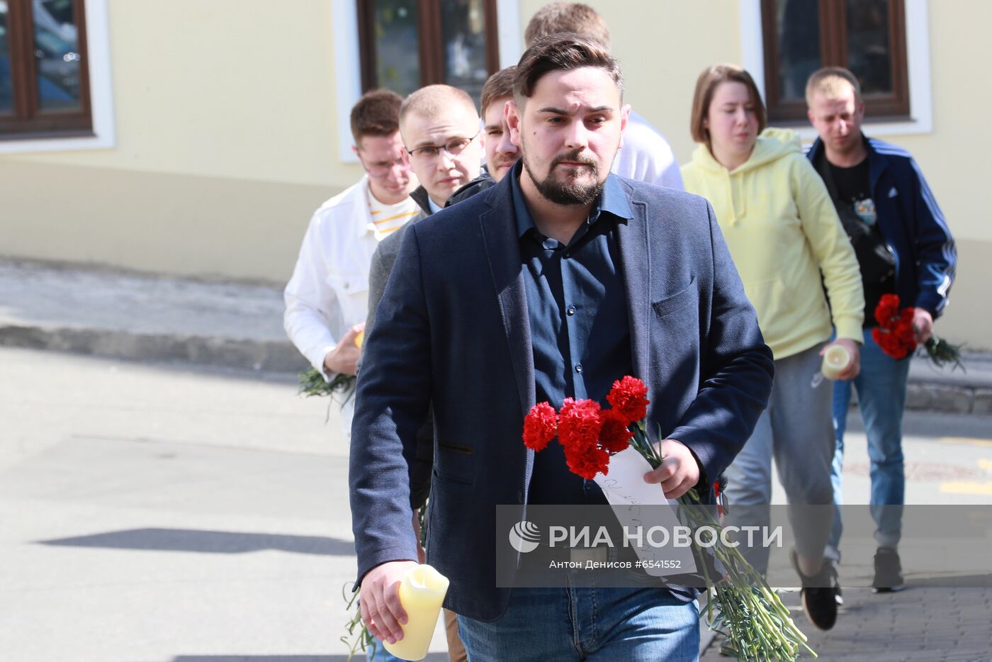 Цветы в память о жертвах трагедии в казанской школе