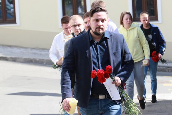 Цветы в память о жертвах трагедии в казанской школе