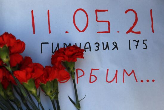 Цветы в память о жертвах трагедии в казанской школе