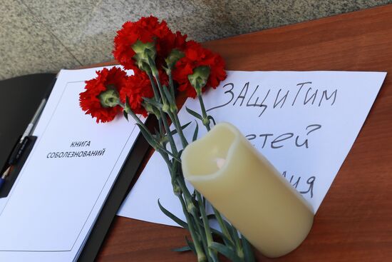 Цветы в память о жертвах трагедии в казанской школе