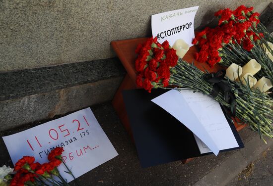 Цветы в память о жертвах трагедии в казанской школе