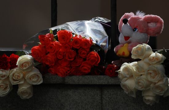 Цветы в память о жертвах трагедии в казанской школе