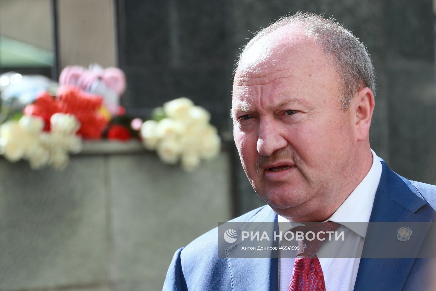 Цветы в память о жертвах трагедии в казанской школе