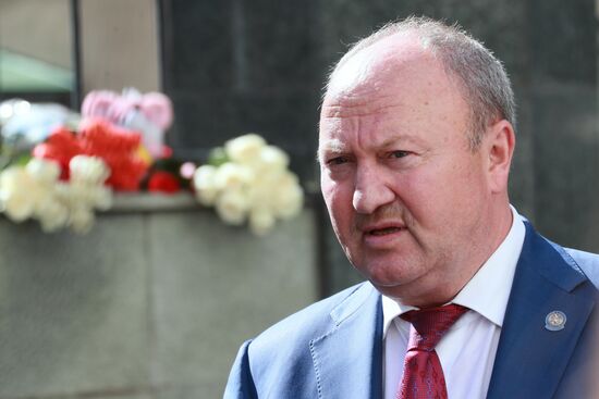 Цветы в память о жертвах трагедии в казанской школе