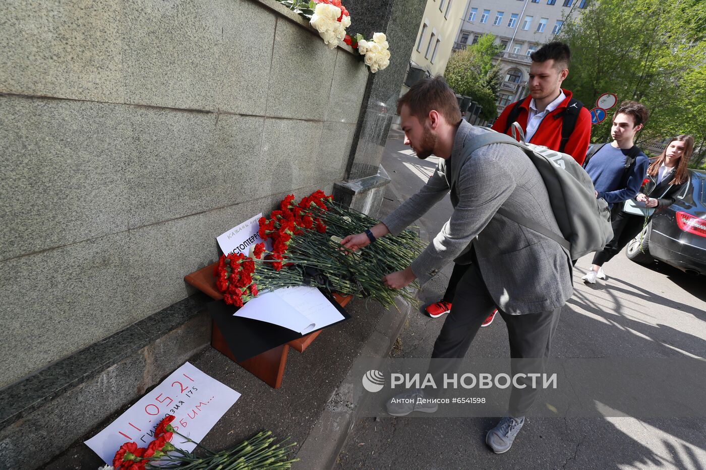 Цветы в память о жертвах трагедии в казанской школе