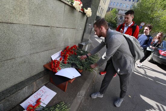 Цветы в память о жертвах трагедии в казанской школе