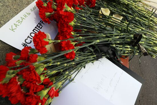 Цветы в память о жертвах трагедии в казанской школе