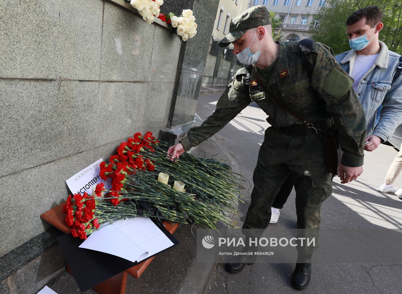 Цветы в память о жертвах трагедии в казанской школе