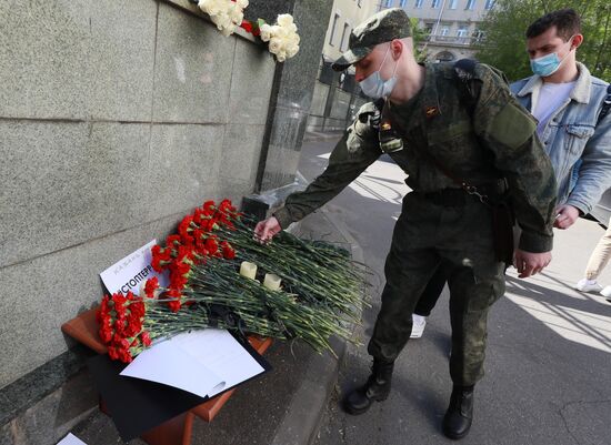 Цветы в память о жертвах трагедии в казанской школе