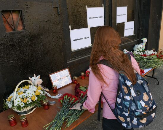 Цветы в память о жертвах трагедии в казанской школе