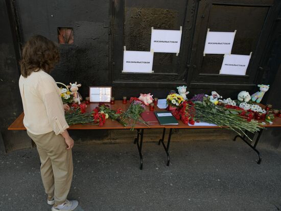 Цветы в память о жертвах трагедии в казанской школе