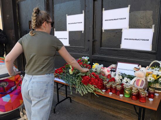 Цветы в память о жертвах трагедии в казанской школе