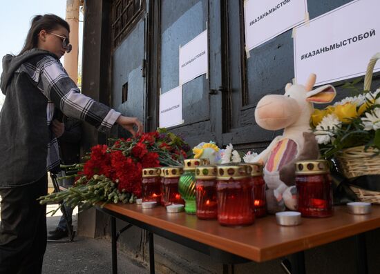Цветы в память о жертвах трагедии в казанской школе