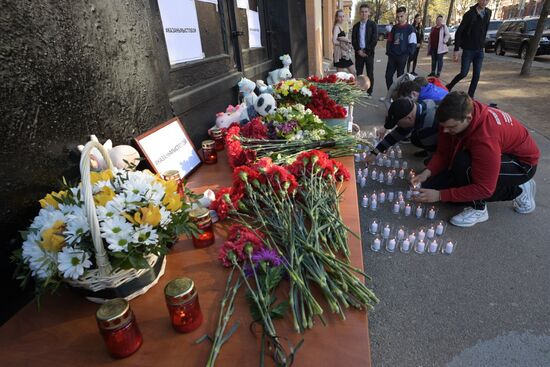 Цветы в память о жертвах трагедии в казанской школе