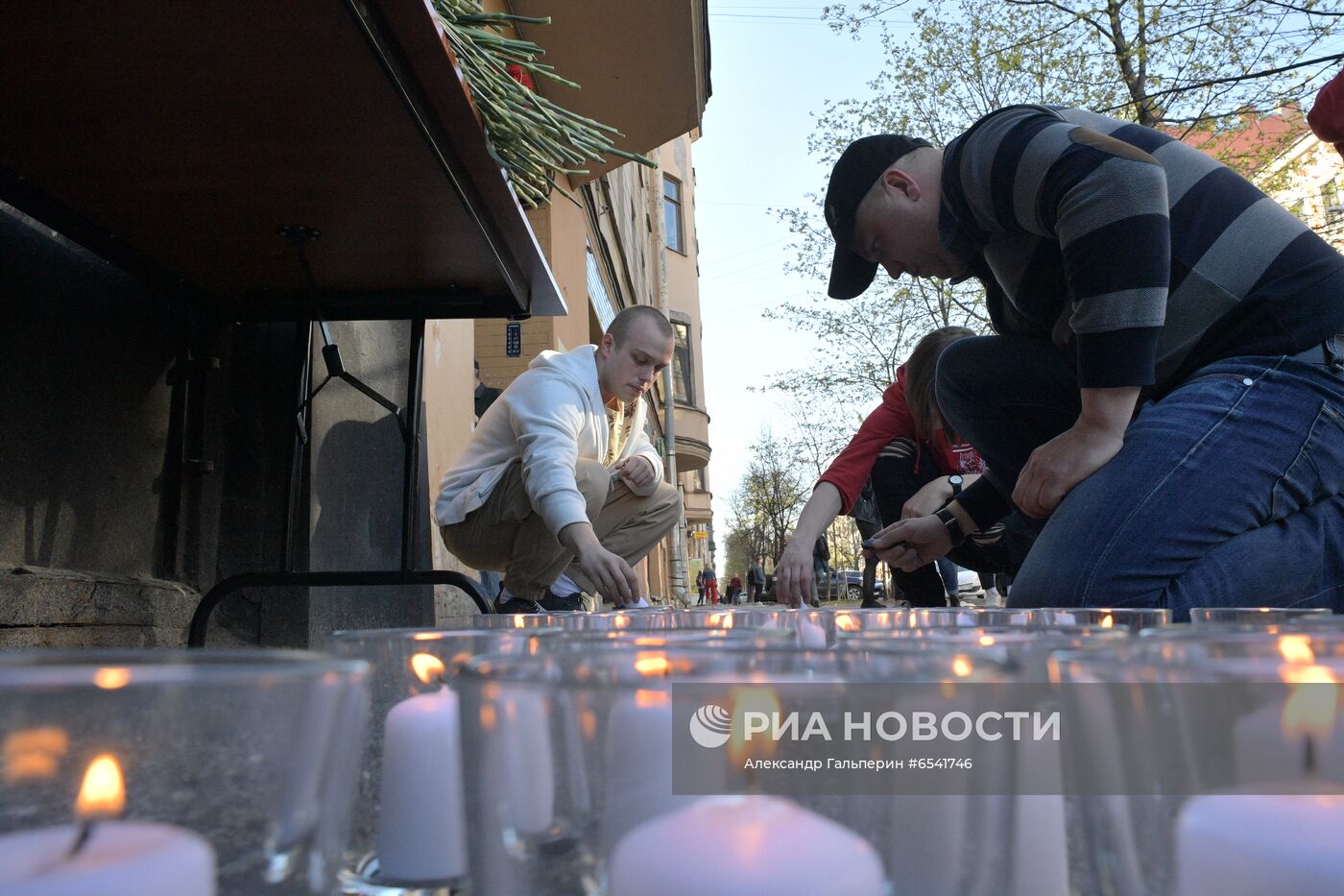 Цветы в память о жертвах трагедии в казанской школе