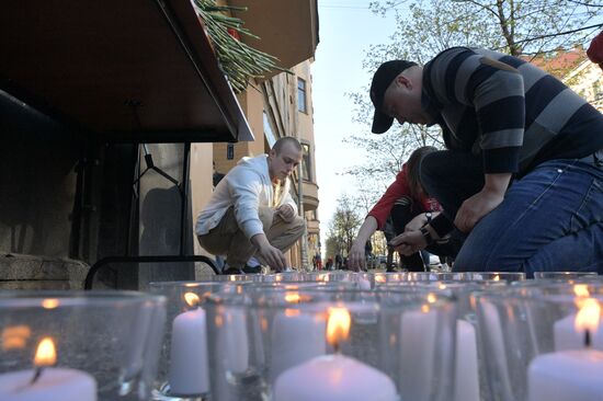 Цветы в память о жертвах трагедии в казанской школе