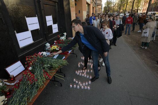 Цветы в память о жертвах трагедии в казанской школе