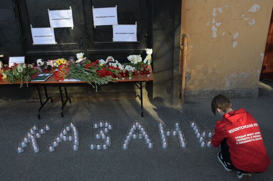 Цветы в память о жертвах трагедии в казанской школе