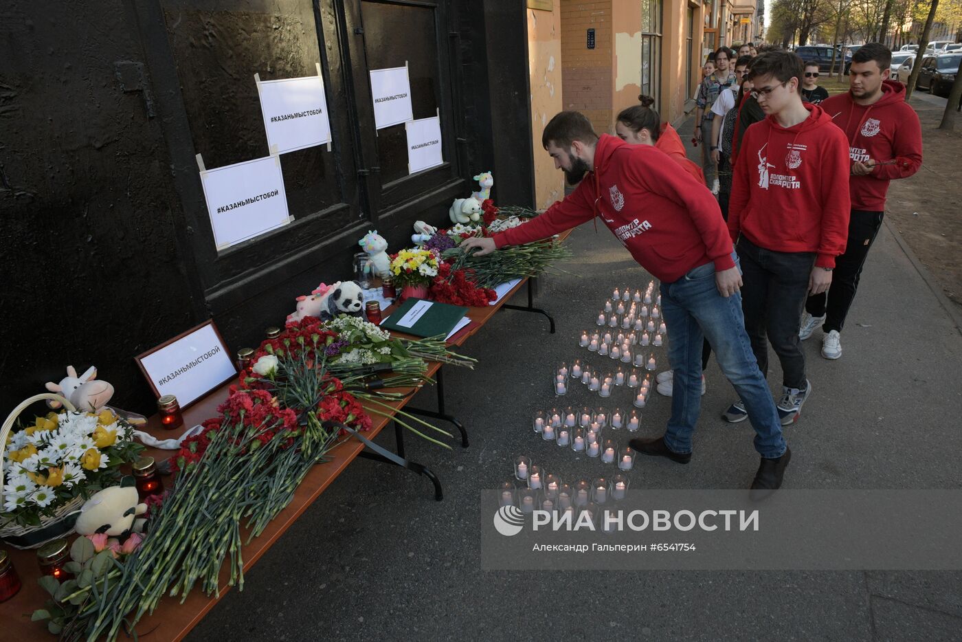 Цветы в память о жертвах трагедии в казанской школе