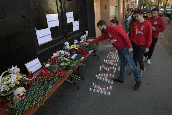 Цветы в память о жертвах трагедии в казанской школе