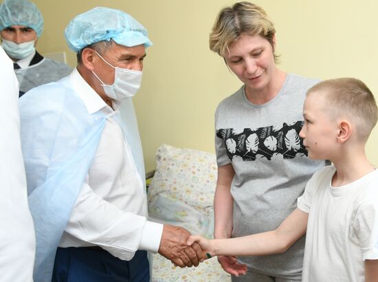 Глава Минздрава М. Мурашко прибыл в больницу к пострадавшим детям в Казани