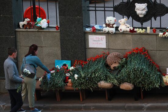 Цветы в память о жертвах трагедии в казанской школе