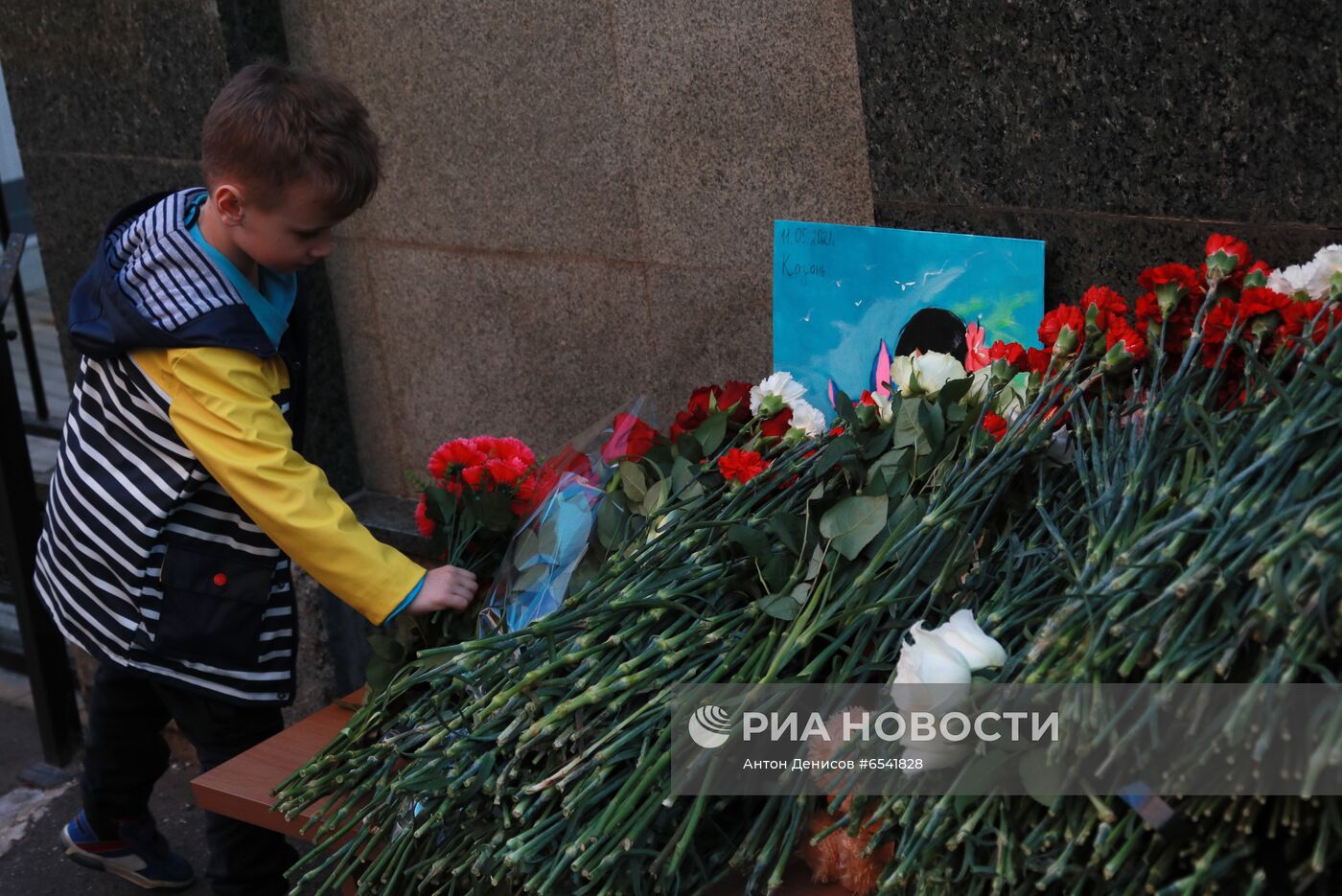 Цветы в память о жертвах трагедии в казанской школе