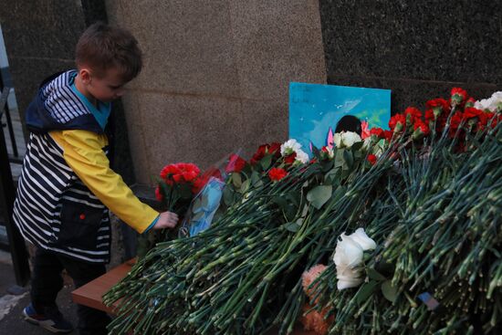 Цветы в память о жертвах трагедии в казанской школе