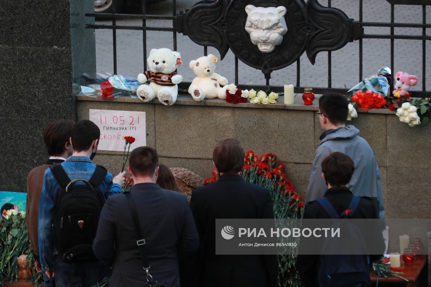 Цветы в память о жертвах трагедии в казанской школе