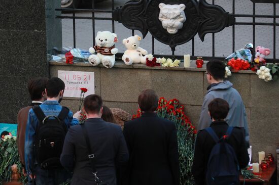 Цветы в память о жертвах трагедии в казанской школе