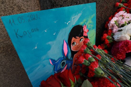 Цветы в память о жертвах трагедии в казанской школе