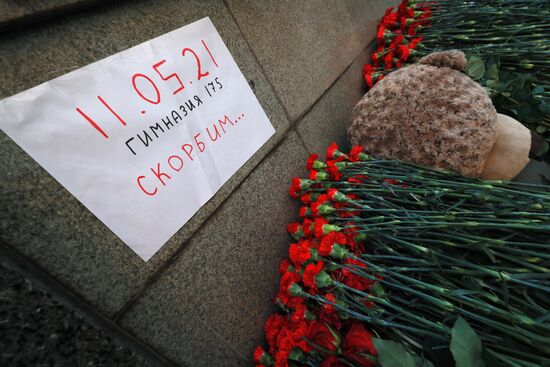 Цветы в память о жертвах трагедии в казанской школе