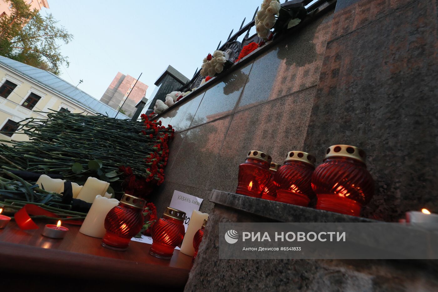 Цветы в память о жертвах трагедии в казанской школе