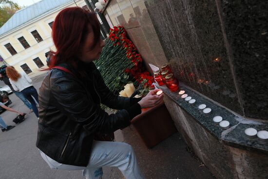 Цветы в память о жертвах трагедии в казанской школе