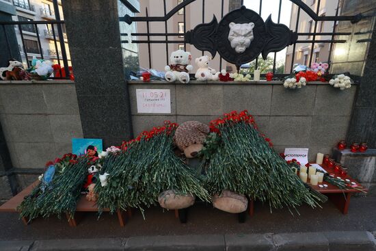 Цветы в память о жертвах трагедии в казанской школе