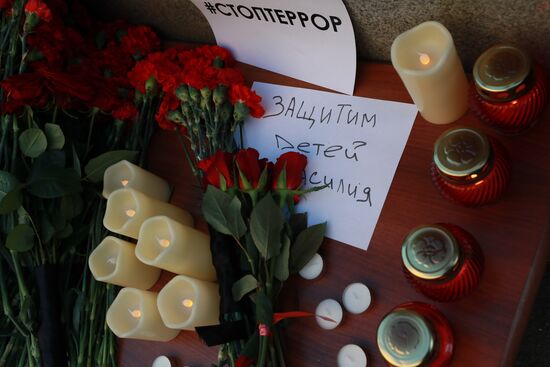 Цветы в память о жертвах трагедии в казанской школе