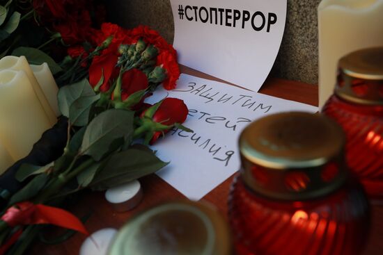 Цветы в память о жертвах трагедии в казанской школе