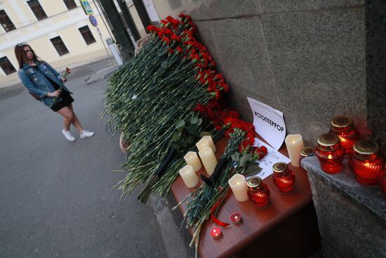 Цветы в память о жертвах трагедии в казанской школе