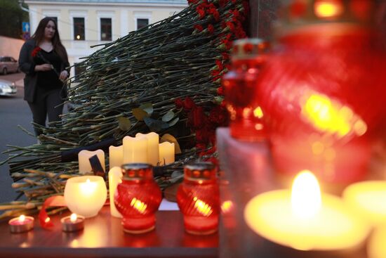 Цветы в память о жертвах трагедии в казанской школе