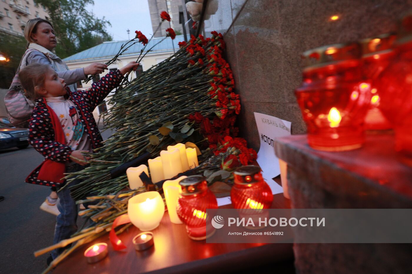 Цветы в память о жертвах трагедии в казанской школе