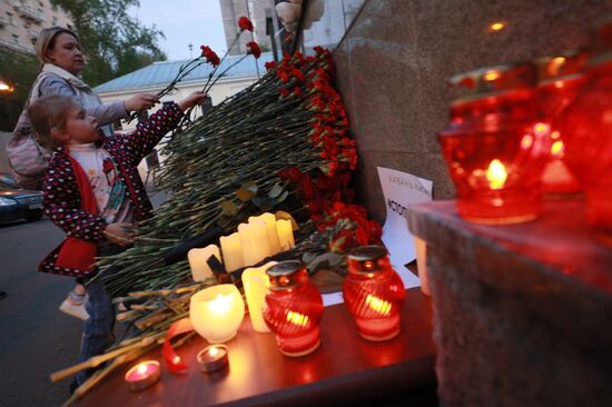 Цветы в память о жертвах трагедии в казанской школе