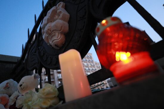 Цветы в память о жертвах трагедии в казанской школе